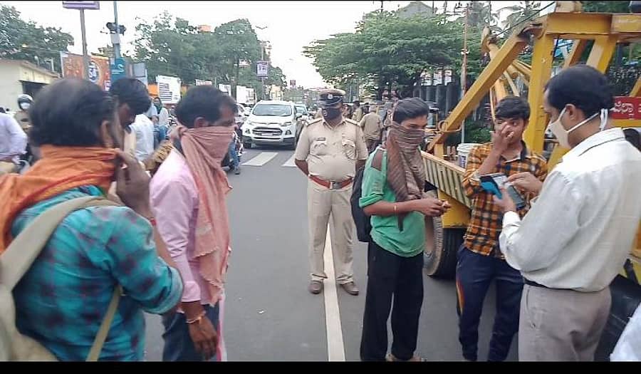ಉಡುಪಿ ನಗರದ ಕೋರ್ಟ್‌ ರಸ್ತೆಯಲ್ಲಿ ಬುಧವಾರ ಅಧಿಕಾರಿಗಳು ಮಾಸ್ಕ್ ಧರಿಸಿದವರಿಗೆ ದಂಡ ವಿಧಿಸಿದರು.