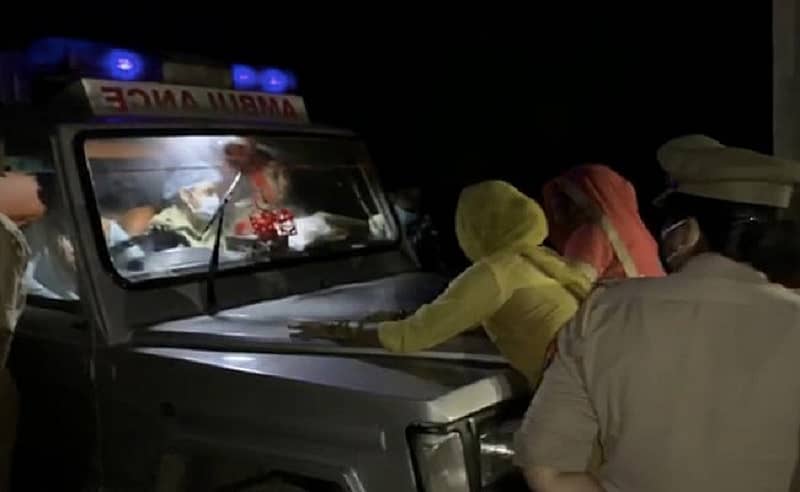 ಪೊಲೀಸರ ವಾಹನವನ್ನು ತಡೆಯುತ್ತಿರುವ ಯುವತಿಯ ಪೋಷಕರು ಮತ್ತು ಸಂಬಂಧಿಕರು