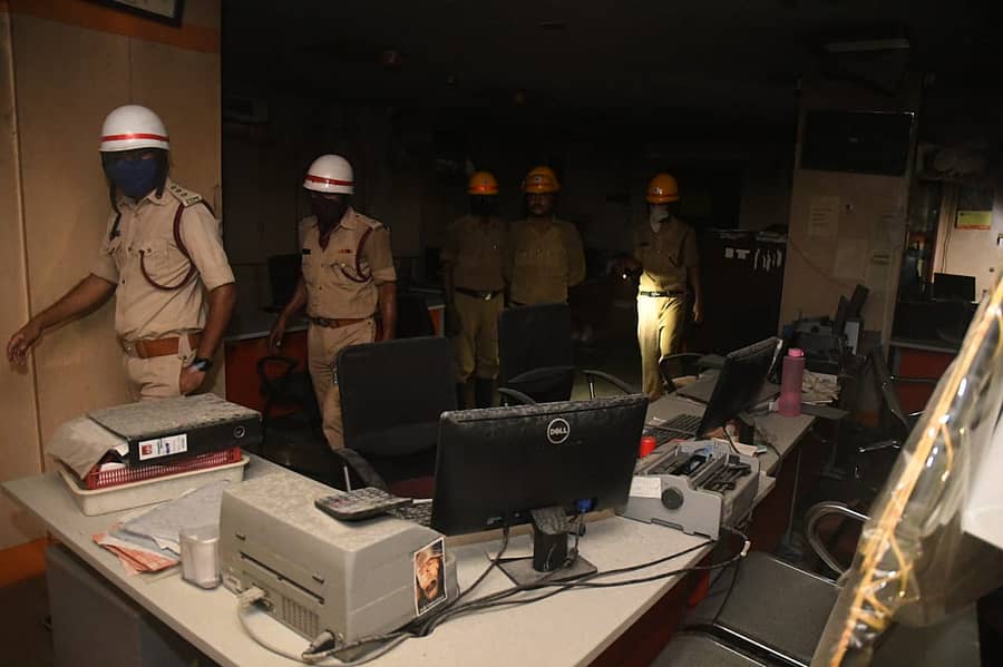 ಬೆಂಕಿ ನಂದಿಸಲು ಆಗಮಿಸಿದ್ದ ಅಗ್ನಿಶಾಮಕ ದಳದ ಸಿಬ್ಬಂದಿ