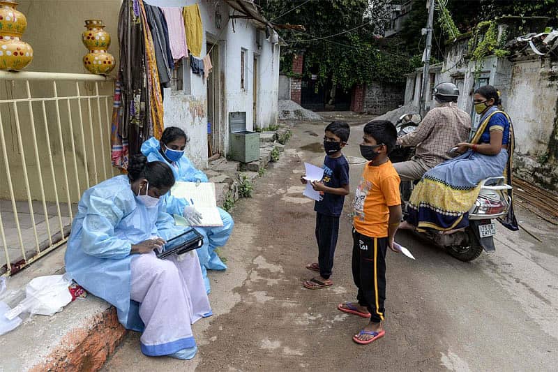 ಹೈದರಾಬಾದ್‌ನಲ್ಲಿ ಆಶಾ ಕಾರ್ಯಕರ್ತರು ಕೋವಿಡ್‌ ಪರೀಕ್ಷೆ ನೋಂದಣಿ ಕಾರ್ಯದಲ್ಲಿರುವುದು