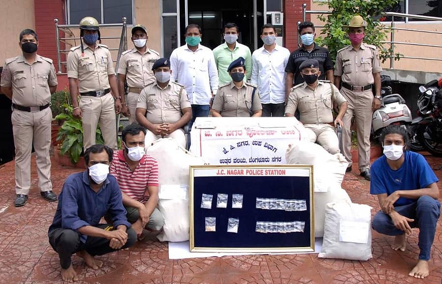 ಬಂಧಿತರೊಂದಿಗೆ ಜೆ.ಸಿ.ನಗರ ಠಾಣಾ ಪೊಲೀಸರು.