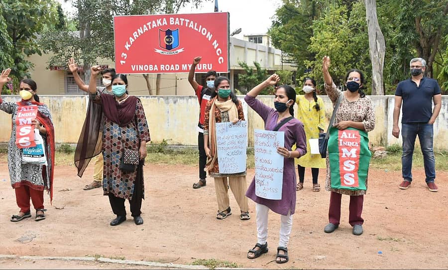 ಉತ್ತರ ಪ್ರದೇಶದಲ್ಲಿ ನಡೆದಿರುವ ಸಾಮೂಹಿಕ ಅತ್ಯಾಚಾರ ಪ್ರಕರಣ ಖಂಡಿಸಿ ಮೈಸೂರಿನಲ್ಲಿ ಬುಧವಾರ ವಿವಿಧ ಸಂಘಟನೆಗಳು ಪ್ರತಿಭಟನೆ ನಡೆಸಿದವು (ಎಡಚಿತ್ರ). ಜಿಲ್ಲಾಧಿಕಾರಿಯಾಗಿದ್ದ ಬಿ.ಶರತ್ ಅವರ ವರ್ಗಾವಣೆ ಖಂಡಿಸಿ ಮೈಸೂರು ಕನ್ನಡ ವೇದಿಕೆ ಕಾರ್ಯಕರ್ತರು ಘೋಷಣೆ ಕೂಗಿದರು