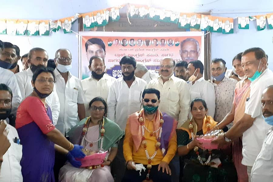 ಸಾಗರದ ಕಾಂಗ್ರೆಸ್ ಕಚೇರಿಯಲ್ಲಿ ಬುಧವಾರ ನಡೆದ ಕಾರ್ಯಕ್ರಮದಲ್ಲಿ ಕೆಪಿಸಿಸಿ ವಕ್ತಾರರಾಗಿ ನೇಮಕಗೊಂಡಿರುವ ಗೋಪಾಲಕೃಷ್ಣ ಬೇಳೂರು ಹಾಗೂ ಪ್ಯಾನಲಿಸ್ಟ್ ಅನಿತಾಕುಮಾರಿ, ಜ್ಯೋತಿ ಕೋವಿ ಅವರನ್ನು ಅಭಿನಂದಿಸಲಾಯಿತು.