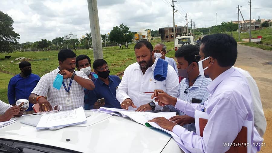 ನಂಜನಗೂಡಿನ ರಾಷ್ಟ್ರೀಯ ಹೆದ್ದಾರಿಯ ಕಾಫಿ ಡೇ ಸಮೀಪ ನಿರ್ಮಿಸಲು ಉದ್ದೇಶಿಸಿರುವ ಮೇಲ್ಸೇತುವೆ ಕಾಮಗಾರಿಗೆ ವಶಕ್ಕೆ ಪಡೆದುಕೊಳ್ಳಲು ಗುರುತಿಸಿರುವ ಚಾಮುಂಡಿ ಟೌನ್ ಶಿಪ್ ನಿವೇಶನಕ್ಕೆ ಬುಧವಾರ ಶಾಸಕ ಬಿ.ಹರ್ಷವರ್ಧನ್ ಅಧಿಕಾರಿಗಳೊಂದಿಗೆ ಭೇಟಿ ನೀಡಿ ಪರಿಶೀಲಿಸಿದರು