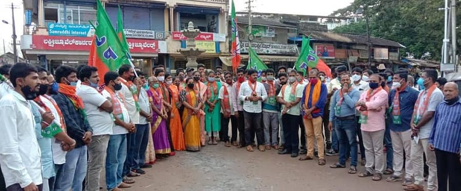 ಬಾಬರಿ ಮಸೀದಿ ಧ್ವಂಸ ಪ್ರಕರಣದ ತೀರ್ಪು ಕಾರಣ ಸಾಗರದಲ್ಲಿ ಬಿಜೆಪಿ ಕಾರ್ಯಕರ್ತರು ಬುಧವಾರ ವಿಜಯೋತ್ಸವ ಆಚರಿಸಿದರು