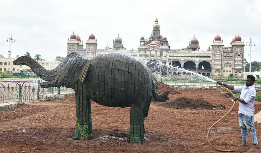 ಗಜಪಡೆ ಸ್ವಾಗತಕ್ಕೆ ಮೈಸೂರು ಅರಮನೆ ಆವರಣದಲ್ಲಿ ನಿರ್ಮಿಸಲಾಗುತ್ತಿರುವ ಆನೆಯ ಪ್ರತಿಕೃತಿ