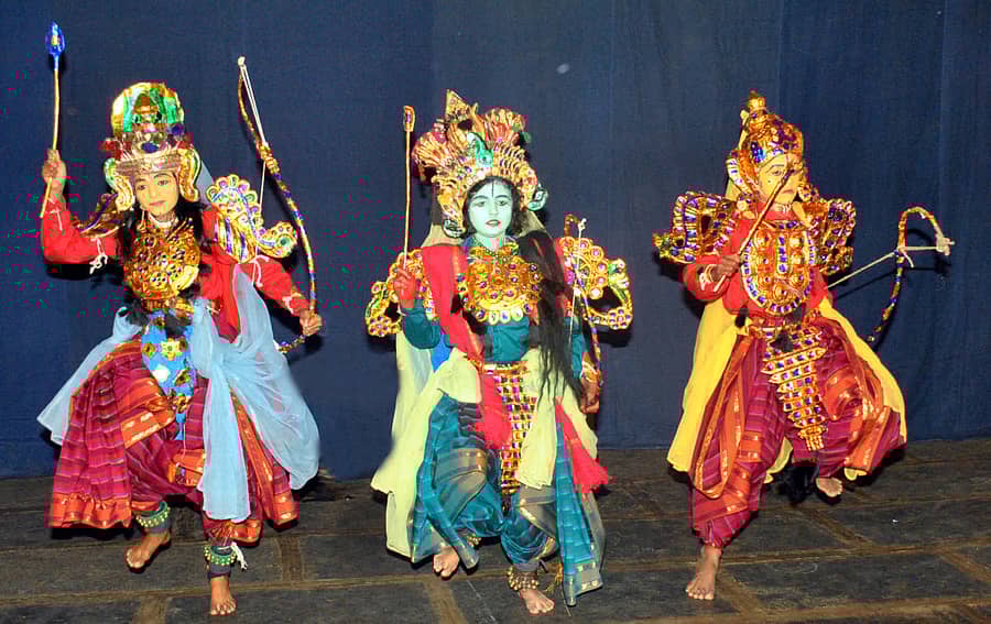 ತಿಪಟೂರು ತಾಲ್ಲೂಕು ಕೊನೇಹಳ್ಳಿ ಕಲಾಕೇಂದ್ರದ ಮಕ್ಕಳು ಪ್ರದರ್ಶನ ಮಾಡುತ್ತಿರುವ ‘ಲವ ಕುಶ’ ಮೂಡಲಪಾಯ ಯಕ್ಷಗಾನ