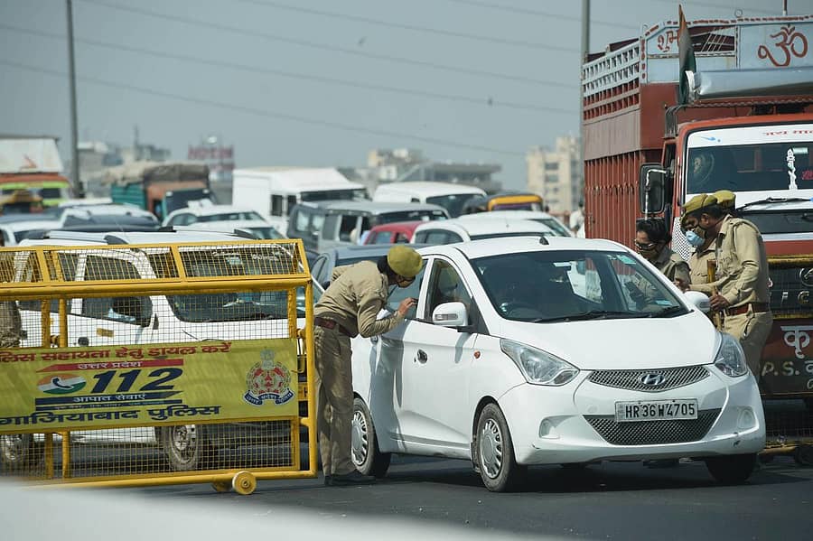 ಹತ್ರಾಸ್ನಲ್ಲಿರುವ ಅತ್ಯಾಚಾರ ಸಂತ್ರಸ್ಥೆಯ ಕುಟುಂಬದವರನ್ನು ಭೇಟಿಯಾಗಲು ಹೊರಟಿದ್ದ ರಾಜಕೀಯ ನಾಯಕರ ವಾಹನಗಳನ್ನು ಗುರುವಾರ ಘಾಜಿಯಾಬಾದ್–ದೆಹಲಿ ಗಡಿ ಭಾಗದಲ್ಲಿ ತಪಾಸಣೆಗೆ ಒಳಪಡಿಸುತ್ತಿರುವ ಪೊಲೀಸರು.