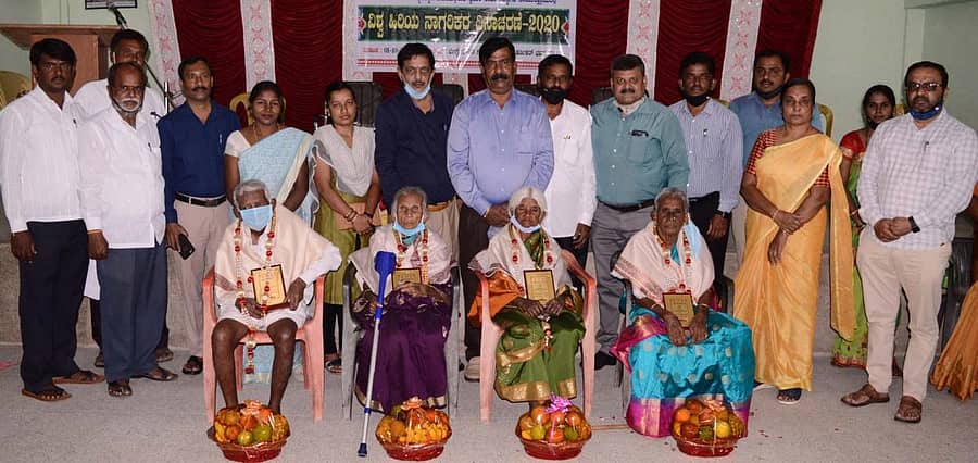 ಹರ್ಡೀಕರ್ ಭವನದಲ್ಲಿ ನಡೆದ ಹಿರಿಯ ನಾಗರಿಕರ ದಿನಾಚರಣೆಯಲ್ಲಿ ಹಿರಿಯನ್ನು ಸನ್ಮಾನಿಸಲಾಯಿತು