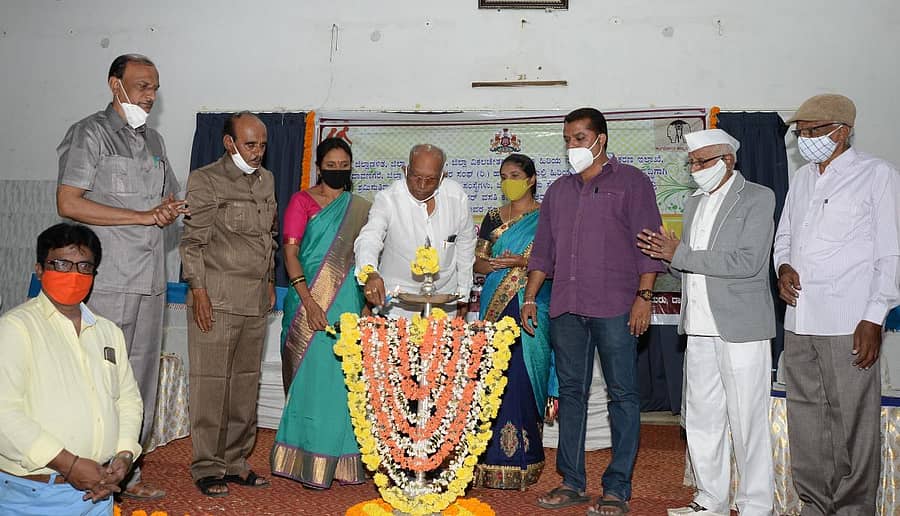 ದಾವಣಗೆರೆಯ ಸದ್ಯೋಜಾತ ಶಿವಾಚಾರ್ಯ ಮಠದಲ್ಲಿ ಗುರುವಾರ ವಿಶ್ವ ಹಿರಿಯ ನಾಗರಿಕರ ದಿನಾಚರಣೆ ಕಾರ್ಯಕ್ರಮವನ್ನು ಗಣ್ಯರು ಉದ್ಘಾಟಿಸಿದರು