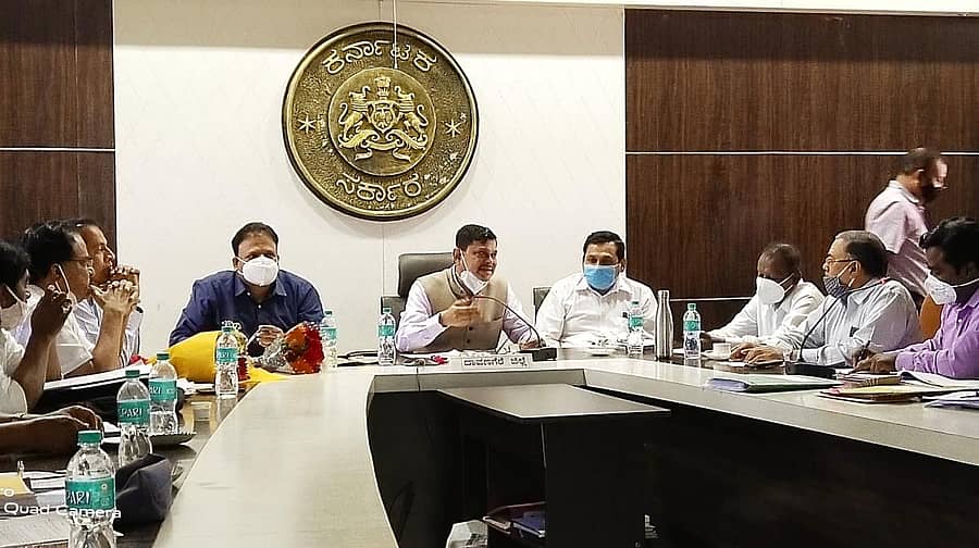 ಜಿಲ್ಲಾಧಿಕಾರಿ ಕಚೇರಿಯಲ್ಲಿ ಗುರುವಾರ ಏರ್ಪಡಿಸಿದ್ದ ಜಿಲ್ಲಾ ಮಟ್ಟದ ಏಕಗವಾಕ್ಷಿ ಸಮಿತಿ ಸಭೆಯಲ್ಲಿ ಜಿಲ್ಲಾಧಿಕಾರಿ ಮಹಾಂತೇಶ ಬೀಳಗಿ ಮಾತನಾಡಿದರು