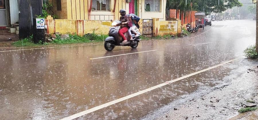 ಗುರುವಾರ ಹೊಸಪೇಟೆಯಲ್ಲಿ ಸುರಿದ ಮಳೆಯಲ್ಲೇ ಯುವತಿಯರು ಬೈಕ್ ಮೇಲೆ ತೆರಳಿದರು