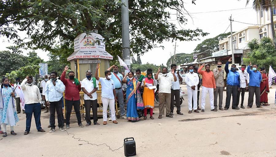 ಉತ್ತರಪ್ರದೇಶದ ದಲಿತ ಯುವತಿ ಮೇಲಿನ ಸಾಮೂಹಿಕ ಅತ್ಯಾಚಾರ ಮತ್ತು ಕೊಲೆ ಪ್ರಕರಣ ಖಂಡಿಸಿ ವಿವಿಧ ಸಂಘಟನೆಗಳ ಸದಸ್ಯರು ಕೋಲಾರದಲ್ಲಿ ಗುರುವಾರ ಮಾನವ ಸರಪಳಿ ರಚಿಸಿ ಪ್ರತಿಭಟನೆ ಮಾಡಿದರು.