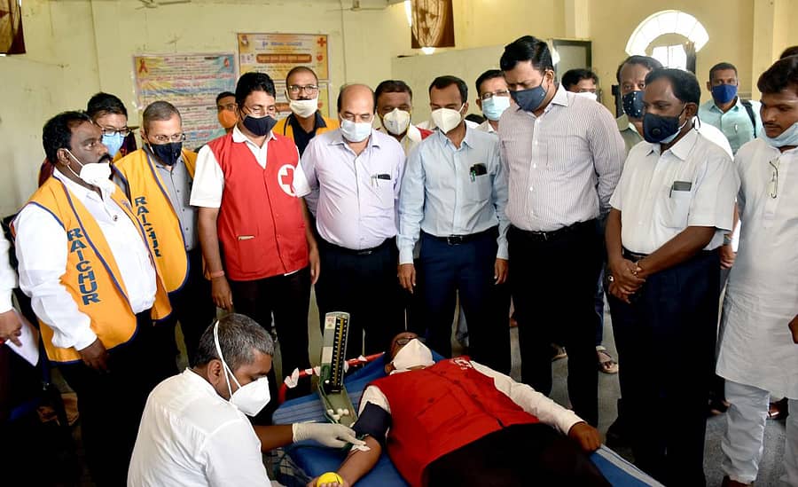 ರಾಯಚೂರಿನ ಜೆ.ಸಿ ಭವನದಲ್ಲಿ ಗುರುವಾರ ಏರ್ಪಡಿಸಿದ್ದ ಸ್ವಯಂ ಪ್ರೇರಿತ ರಕ್ತದಾನ ಶಿಬಿರವನ್ನು ಜಿಲ್ಲಾಧಿಕಾರಿ ಆರ್.ವೆಂಕಟೇಶ ಕುಮಾರ್ ಉದ್ಘಾಟಿಸಿ ರಕ್ತದಾನಿಗಳನ್ನು ಅಭಿನಂದಿಸಿದರು