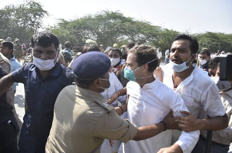 ರಾಹುಲ್ ಗಾಂಧಿಯನ್ನು ತಡೆಯುತ್ತಿರುವ ಪೊಲೀಸರು (ಕೃಪೆ: ಎಎನ್ಐ ಟ್ವೀಟ್)