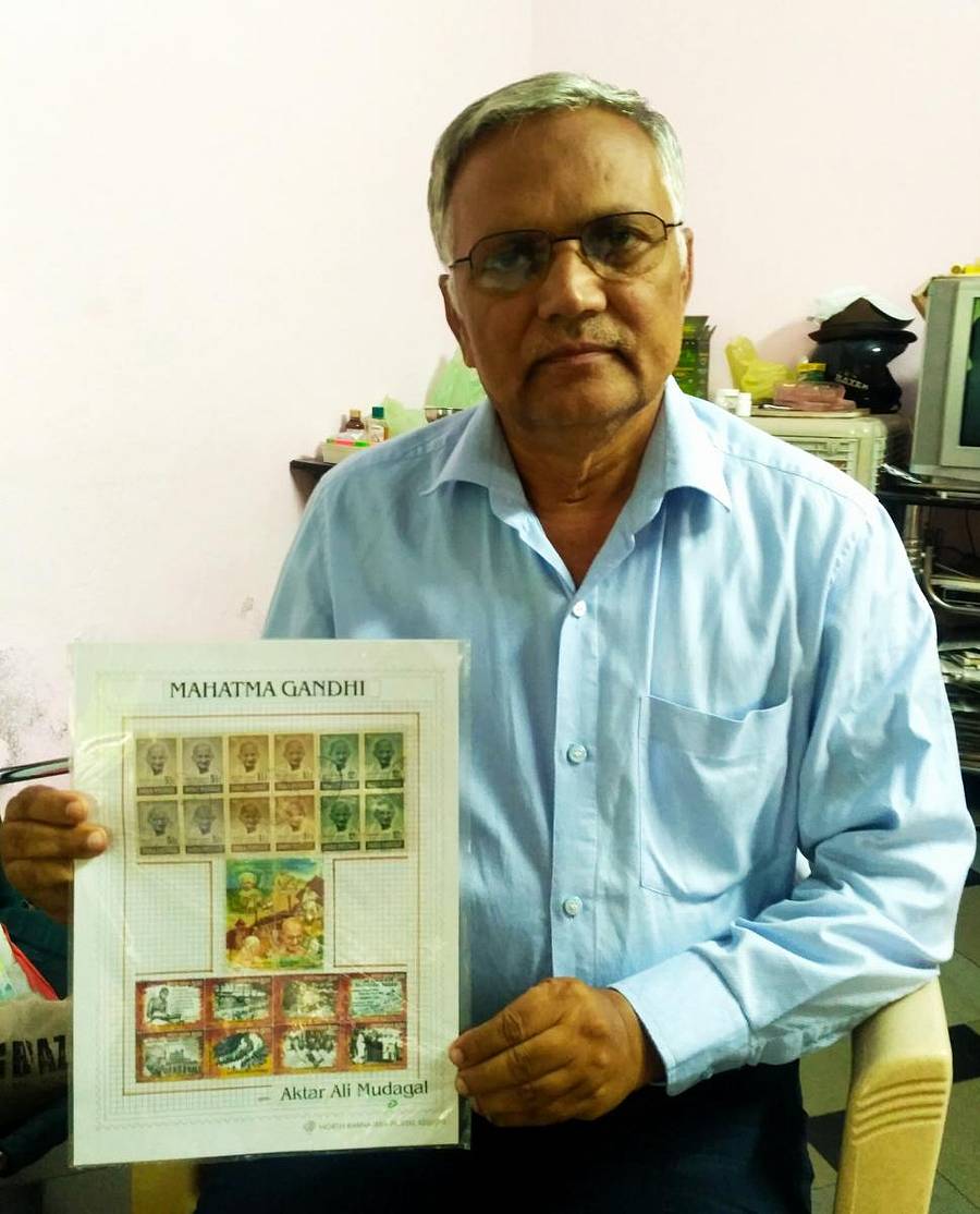 ಗಾಂಧೀಜಿ ಭಾವಚಿತ್ರವುಳ್ಳ ಅಂಚೆ ಚೀಟಿಗಳೊಂದಿಗೆ ಅಖ್ತರ್ ಅಲಿ ಮುದ್ಗಲ್