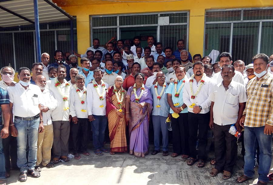ಶ್ರೀರಂಗಪಟ್ಟಣ ತಾಲ್ಲೂಕು ವ್ಯವಸಾಯೋತ್ಪನ್ನ ಮಾರಾಟ ಸಹಕಾರ ಸಂಘದ ನಿರ್ದೇಶಕ ಸ್ಥಾನಗಳಿಗೆ ಆಯ್ಕೆಯಾದ ಜೆಡಿಎಸ್‌ ಬೆಂಬಲಿಗರನ್ನು ಪಕ್ಷದ ಕಾರ್ಯಕರ್ತರು ಗುರುವಾರ ಅಭಿನಂದಿಸಿದರು