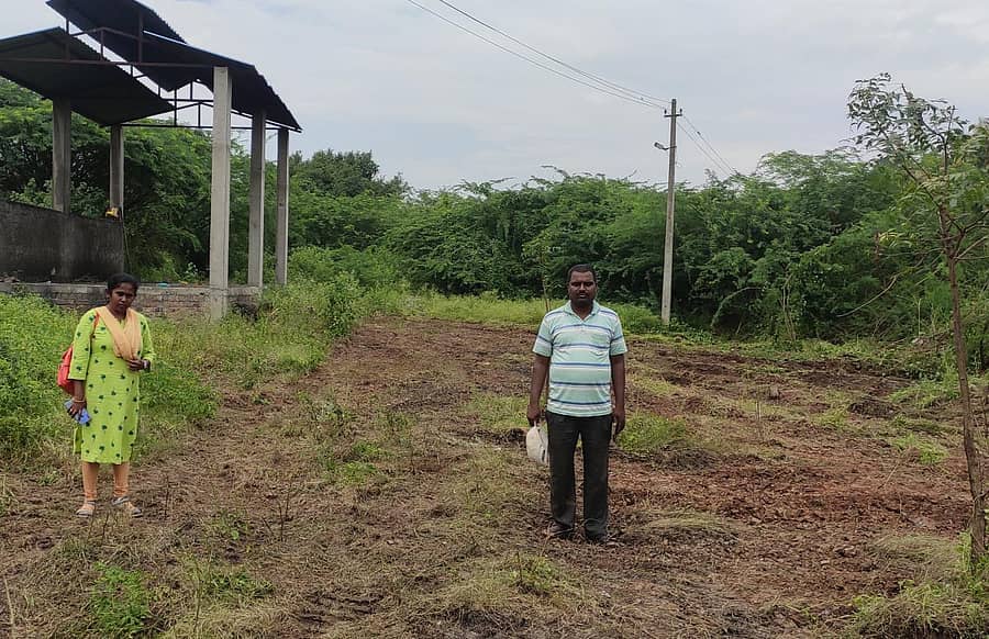 ಮೋಳೆ ಗ್ರಾಮದ ಸ್ಮಶಾನದಲ್ಲಿ ಗುರುವಾರ ನಡೆದ ಸ್ವಚ್ಛತಾ ಕಾರ್ಯವನ್ನು ಪಿಡಿಒ ದಾನಮ್ಮ ಸಜ್ಜನ ಪರಿಶೀಲಿಸಿದರು