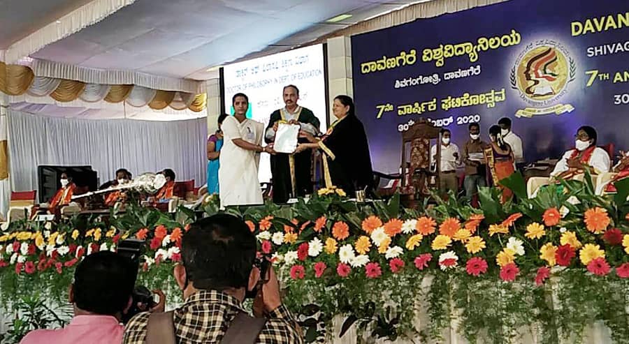 ದಾವಣಗೆರೆಯಲ್ಲಿ ಬುಧವಾರ ನಡೆದ ಘಟಿಕೋತ್ಸವದಲ್ಲಿ ಎಸ್.ರವಿಶಂಕರ್ ಅವರ ಪತ್ನಿ ರತ್ನಾ ಪತಿಯ ಪರವಾಗಿ ಡಾಕ್ಟರೇಟ್ ಪದವಿ ಸ್ವೀಕರಿಸಿದರು