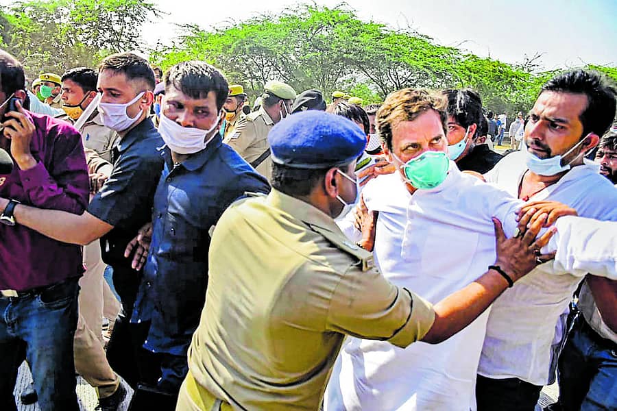 ಯಮುನಾ ಎಕ್ಸ್ಪ್ರೆಸ್ವೇನಲ್ಲಿ ಕಾಲ್ನಡಿಗೆಯಲ್ಲಿದ್ದ ರಾಹುಲ್ ಗಾಂಧಿ ಅವರನ್ನು ಪೊಲೀಸ್ ಸಿಬ್ಬಂದಿಯೊಬ್ಬರು ತಡೆಯಲು ಮುಂದಾದರು. ಆಗ ನಡೆದ ತಳ್ಳಾಟದಲ್ಲಿ ರಾಹುಲ್ ಕೆಳಗೆ ಬಿದ್ದರು –ಪಿಟಿಐ ಚಿತ್ರ