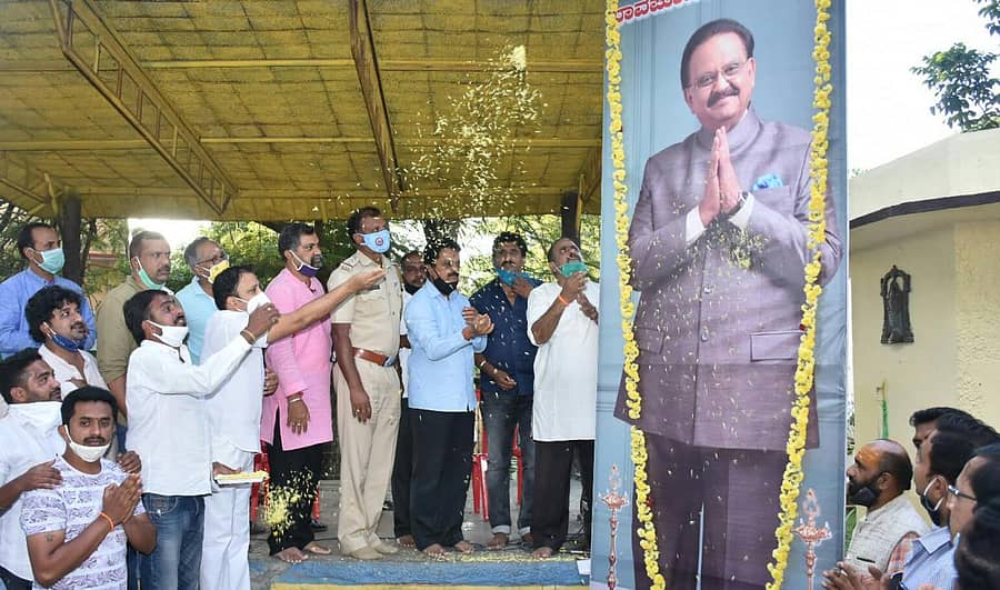 ಮೈಸೂರು ಕಲಾವಿದರ ಒಕ್ಕೂಟದ ವತಿಯಿಂದ ಚಾಮುಂಡಿಪುರಂ ವೃತ್ತದ ತಗಡೂರು ರಾಮಚಂದ್ರರಾವ್ ಉದ್ಯಾನದಲ್ಲಿ ಎಸ್.ಪಿ.ಬಾಲಸುಬ್ರಹ್ಮಣ್ಯಂ ಅವರಿಗೆ ಗೌರವ ಶ್ರದ್ಧಾಂಜಲಿ ಸಮರ್ಪಿಸಲಾಯಿತು