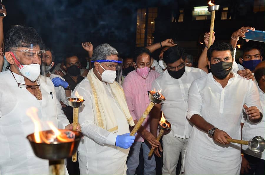 ಡಿ.ಕೆ. ಶಿವಕುಮಾರ್‌, ಸಿದ್ದರಾಮಯ್ಯ ನೇತೃತ್ವದಲ್ಲಿ ಪಂಜಿನ ಮೆರವಣಿಗೆ ನಡೆಯಿತು