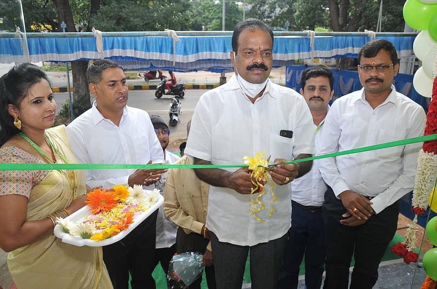 ನಗರದ ಸರಸ್ವತಿಪುರಂನ ಕಾಂತರಾಜ್ ಅರಸ್ ರಸ್ತೆ, ಚಾಮರಾಜ ಮೊಹಲ್ಲಾ ಇಲ್ಲಿ ನೂತನವಾಗಿ ಆರಂಭಗೊಂಡಿರುವ ರಾಮ್ರಾಜ್ ಕಾಟನ್ ಮಳಿಗೆಯನ್ನು ಪಾಲಿಕೆ ಸದಸ್ಯ ಎಂ.ಶಿವಕುಮಾರ್ ಗುರುವಾರ ಉದ್ಘಾಟಿಸಿದರು