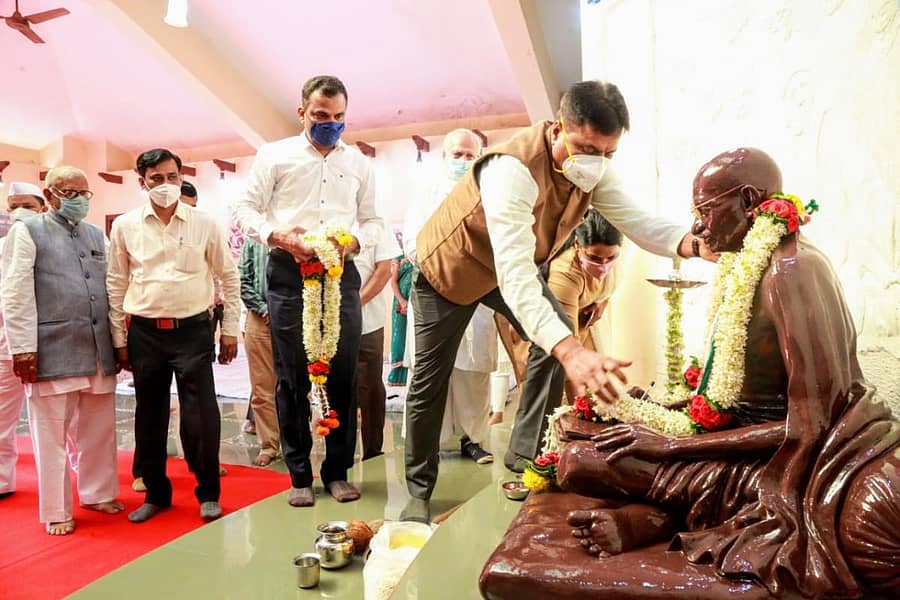 ಬೆಳಗಾವಿಯಲ್ಲಿ ಗಾಂಧಿ ಜಯಂತಿ ಅಂಗವಾಗಿ ವೀರಸೌಧದಲ್ಲಿರುವ ಪ್ರತಿಮೆಗೆ ಜಿಲ್ಲಾಧಿಕಾರಿ ಎಂ.ಜಿ. ಹಿರೇಮಠ ಶುಕ್ರವಾರ ಮಾಲಾರ್ಪಣೆ ಮಾಡಿದರು