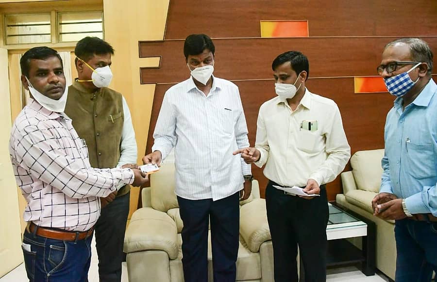 ಬೆಳಗಾವಿಯಲ್ಲಿ ಸರ್ಕಾರದಿಂದ ಪತ್ರಕರ್ತರಿಗೆ ನೀಡಲಾದ ‘ಆಯುಷ್ಮಾನ್ ಭಾರತ-ಆರೋಗ್ಯ ಕರ್ನಾಟಕ’ ವಿಶೇಷ ಆರೋಗ್ಯ ಕಾರ್ಡ್ಗಳನ್ನು ಜಿಲ್ಲಾ ಉಸ್ತುವಾರಿ ಸಚಿವ ರಮೇಶ ಜಾರಕಿಹೊಳಿ ಶುಕ್ರವಾರ ವಿತರಿಸಿದರು