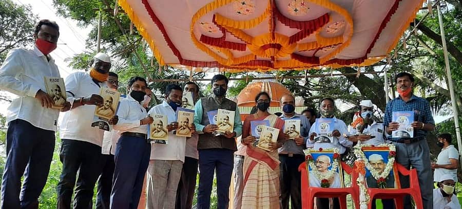 ಕೋಲಾರದಲ್ಲಿ ಶುಕ್ರವಾರ ನಡೆದ ಗಾಂಧಿ ಜಯಂತಿಯಲ್ಲಿ ಉಪ ವಿಭಾಗಾಧಿಕಾರಿ ಸೋಮಶೇಖರ್‌ ಹಾಗೂ ಗಣ್ಯರು ‘ಮಾರ್ಚ್ ಆಫ್ ಕರ್ನಾಟಕ’ ಮತ್ತು ಜನಪದ ಸಂಚಿಕೆ ಬಿಡುಗಡೆ ಮಾಡಿದರು.