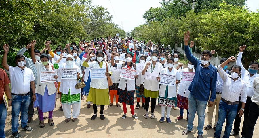 ಕರ್ನಾಟಕ ರಾಜ್ಯ ಆರೋಗ್ಯ ಮತ್ತು ಕುಟುಂಬ ಕಲ್ಯಾಣ ಹಾಗೂ ಗುತ್ತಿಗೆ ಹಾಗೂ ಹೊರಗುತ್ತಿಗೆ ನೌಕರರ ಸಂಘದ ಸದಸ್ಯರು ದಾವಣಗೆರೆಯ ಜಿಲ್ಲಾಧಿಕಾರಿ ಕಚೇರಿ ಎದುರು ಶುಕ್ರವಾರ ಪ್ರತಿಭಟನೆ ನಡೆಸಿದರುಪ್ರಜಾವಾಣಿ ಚಿತ್ರ/ ಸತೀಶ ಬಡಿಗೇರ್