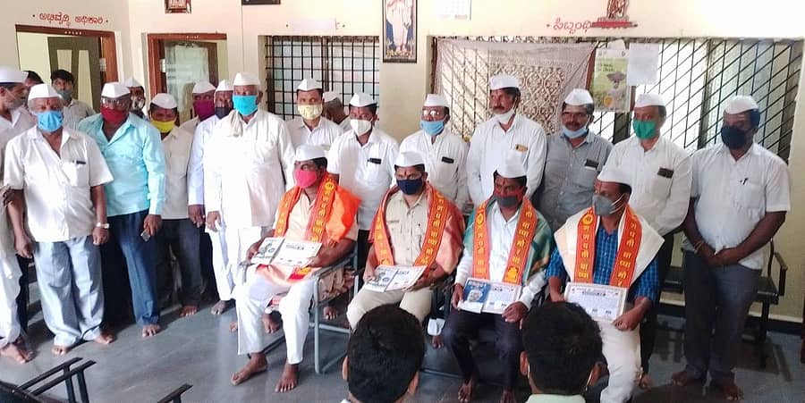 ಐಗಳಿಯಲ್ಲಿ ಶುಕ್ರವಾರ ನಡೆದ ಗಾಂಧಿ ಜಯಂತಿ ಕಾರ್ಯಕ್ರಮದಲ್ಲಿ ಕೊರೊನಾ ಯೋಧರನ್ನು ಡಾ.ಪಾಟೀಲ ಸಹೋದರರು ಸತ್ಕರಿಸಿದರು