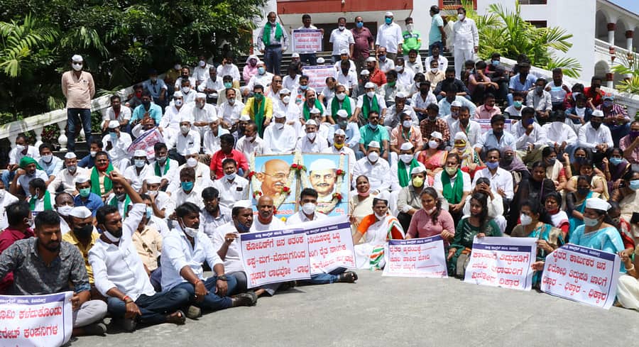 ಶಿವಮೊಗ್ಗದಲ್ಲಿ ಶುಕ್ರವಾರ ಕಾಂಗ್ರೆಸ್ ಕಾರ್ಯಕರ್ತರು ಕೇಂದ್ರ, ರಾಜ್ಯ ಸರ್ಕಾರಗಳ ಜನ ವಿರೋಧಿ ನಿಲುವು ಖಂಡಿಸಿ ಪ್ರತಿಭಟನೆ ನಡೆಸಿದರು.