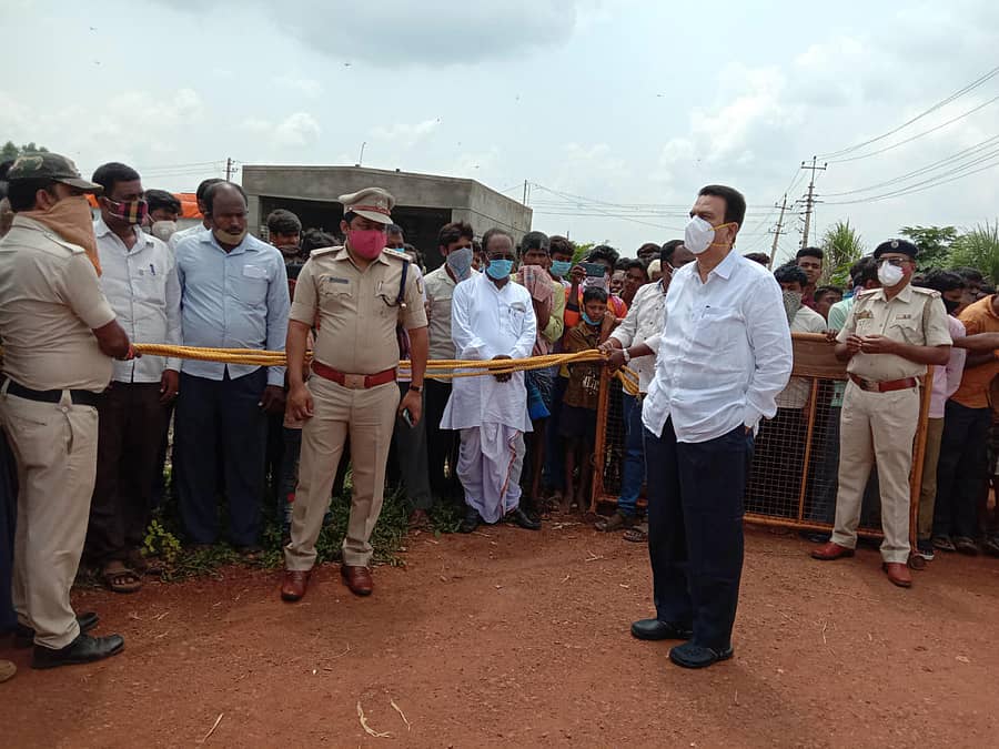ಮಳೆ ನೀರು ನುಗ್ಗಿ ಜಲಾವೃತವಾಗಿದ್ದ ನರಗುಂದ ತಾಲ್ಲೂಕಿನ ಬೂದಿಹಾಳ ನವಗ್ರಾಮಕ್ಕೆ ಶುಕ್ರವಾರ ಜಿಲ್ಲಾ ಉಸ್ತುವಾರಿ ಸಚಿವ ಸಿ.ಸಿ.ಪಾಟೀಲ ಭೇಟಿ ನೀಡಿ ಗ್ರಾಮಸ್ಥರ ಸಮಸ್ಯೆ ಆಲಿಸಿದರು