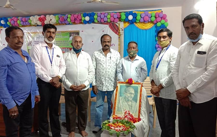 ಧರ್ಮಸ್ಥಳ ಗ್ರಾಮಾಭಿವೃದ್ಧಿ ಸಂಸ್ಥೆ ವತಿಯಿಂದ ಕೋಲಾರದಲ್ಲಿ ಶುಕ್ರವಾರ ಗಾಂಧಿ ಜಯಂತಿ ಆಚರಿಸಲಾಯಿತು.