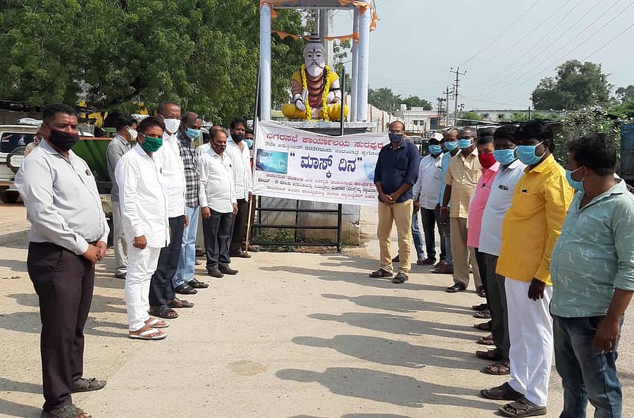 ಸುರಪುರ ನಗರಸಭೆ ಶುಕ್ರವಾರ ಹಮ್ಮಿಕೊಂಡಿದ್ದ ಮಾಸ್ಕ್ ದಿನಾಚರಣೆ ಜಾಥಾಕ್ಕೆ ತಹಶೀಲ್ದಾರ್ ನಿಂಗಣ್ಣ ಬಿರಾದಾರ ಚಾಲನೆ ನೀಡಿದರು