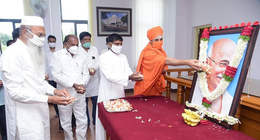 ಗಣ್ಯರು ಮಹಾತ್ಮ ಗಾಂಧೀಜಿ ಅವರ ಭಾವಚಿತ್ರಕ್ಕೆ ಪುಷ್ಪಾರ್ಚನೆ ಮಾಡಿದರು