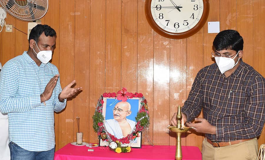 ಬೀದರ್ ಜಿಲ್ಲಾಧಿಕಾರಿ ಕಚೇರಿ ಸಭಾಂಗಣದಲ್ಲಿ ಶುಕ್ರವಾರ ನಡೆದ ಗಾಂಧಿ ಜಯಂತಿ ಆಚರಣೆ ಕಾರ್ಯಕ್ರಮದಲ್ಲಿ ಜಿಲ್ಲಾಧಿಕಾರಿ ರಾಮಚಂದ್ರನ್ ಆರ್. ದೀಪ ಬೆಳಗಿಸಿದರು. ಹೆಚ್ಚುವರಿ ಜಿಲ್ಲಾಧಿಕಾರಿ ರುದ್ರೇಶ ಘಾಳಿ ಇದ್ದಾರೆ