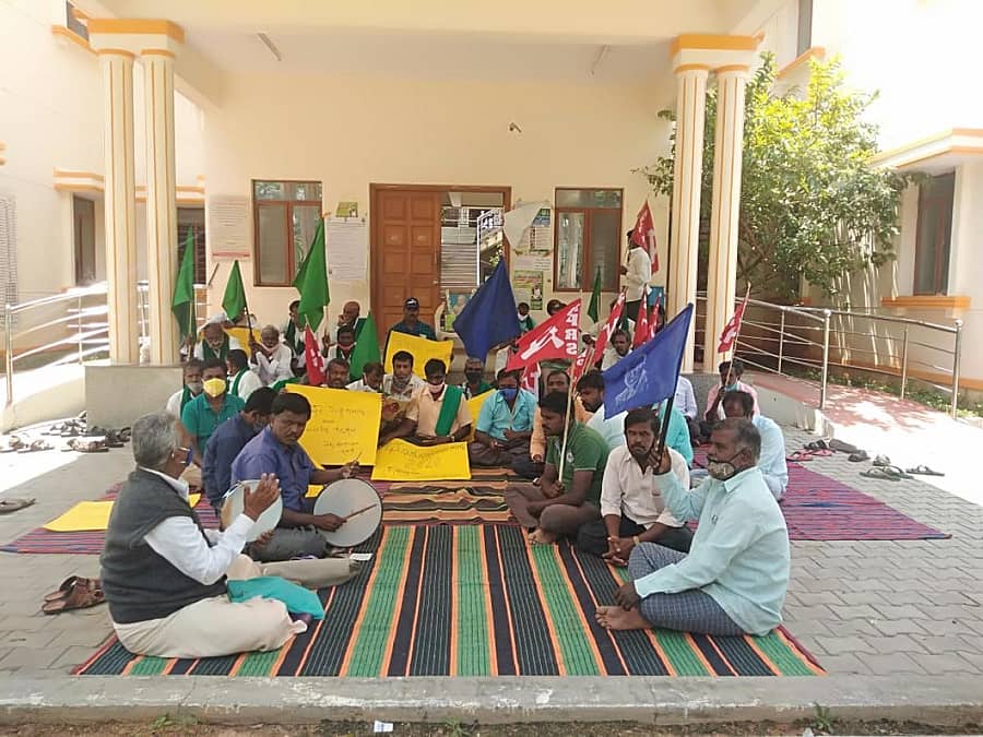 ಗುಡಿಬಂಡೆ ತಾಲ್ಲೂಕು ಕಚೇರಿ ಎದುರು ಐಕ್ಯ ಹೋರಾಟ ಸಮಿತಿಯಿಂದ ರೈತ ವಿರೋಧಿ ಕಾಯ್ದೆ ವಿರೋಧಿಸಿ ಪ್ರತಿಭಟಿಸಿದರು