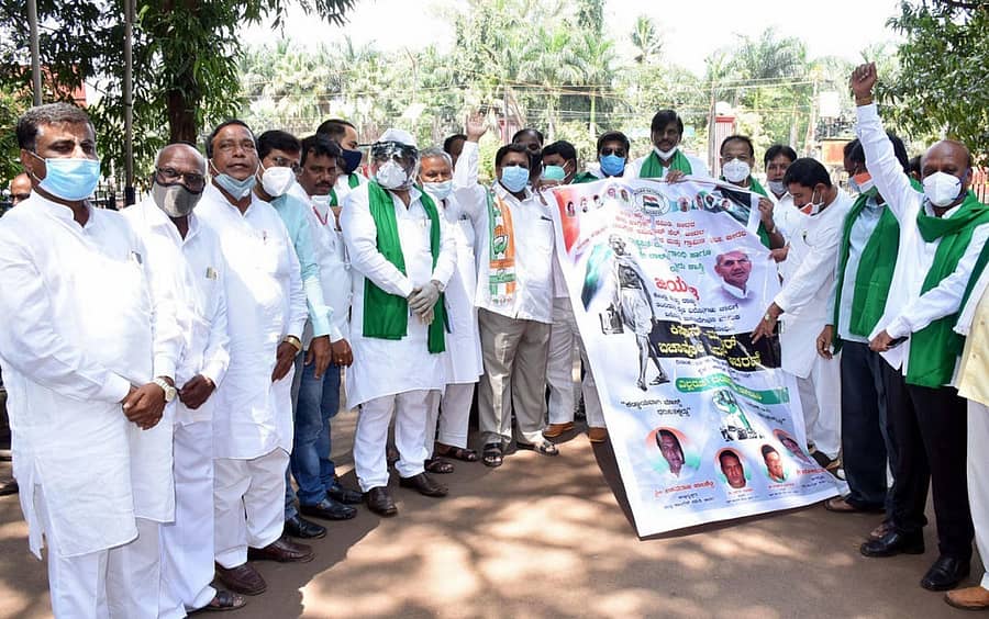 ಬೀದರ್‌ನ ಜಿಲ್ಲಾಧಿಕಾರಿ ಕಚೇರಿ ಆವರಣದಲ್ಲಿ ಕಾಂಗ್ರೆಸ್‌ ಕಾರ್ಯಕರ್ತರು ಪ್ರತಿಭಟನೆ ನಡೆಸಿದರು