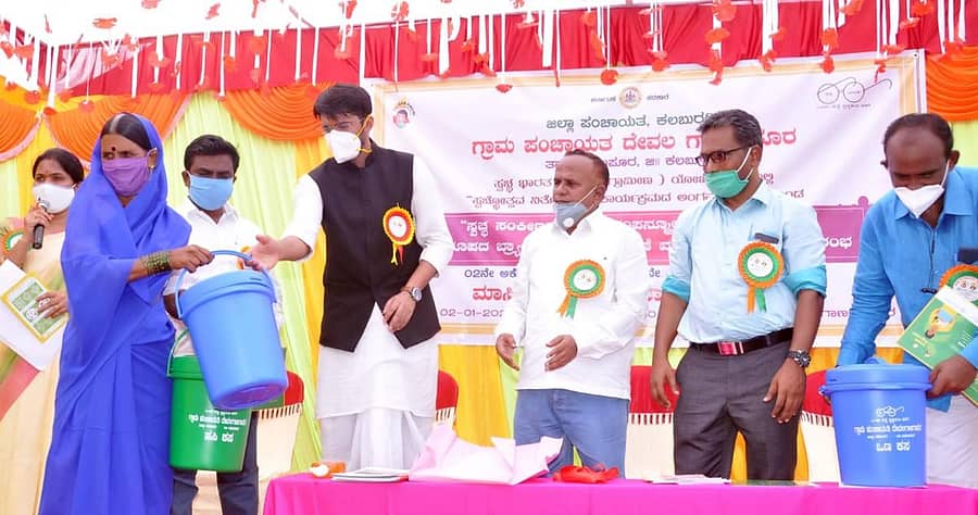 ಅಫಜಲಪುರ ತಾಲ್ಲೂಕಿನ ದೇವಲ ಗಾಣಗಾಪುರದಲ್ಲಿ ಜಿಲ್ಲಾ ಪಂಚಾಯಿತಿಯಿಂದ ಆಯೋಜಿಸಿದ್ದ ಸ್ವಚ್ಛೋತ್ಸವ–ನಿತ್ಯೋತ್ಸವ ಕಾರ್ಯಕ್ರಮದಲ್ಲಿ ಪ್ರೊಬೇಷನರಿ ಐಎಎಸ್‌ ಅಧಿಕಾರಿ ಡಾ.ಆಕಾಶ ಶಂಕರ ಅವರು ಮಹಿಳೆಯೊಬ್ಬರಿಗೆ ಕಸದ ಬುಟ್ಟಿ ನೀಡಿದರು