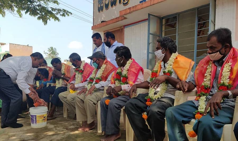 ಕೋಲಾರ ತಾಲ್ಲೂಕಿನ ಹರಟಿ ಗ್ರಾಮದಲ್ಲಿ ಶುಕ್ರವಾರ ನಡೆದ ಗಾಂಧೀಜಿ ಮತ್ತು ಲಾಲ್ ಬಹದ್ದೂರ್ ಶಾಸ್ತ್ರಿ ಜಯಂತಿಯಲ್ಲಿ ಜಲಗಾರರ ಪಾದ ತೊಳೆದು ಸನ್ಮಾನ ಮಾಡಲಾಯಿತು.