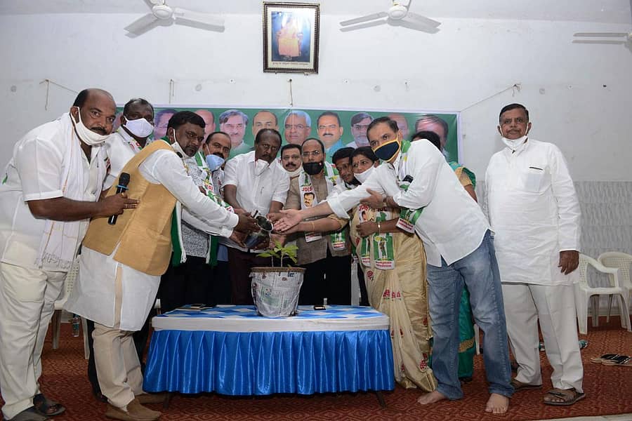 ದಾವಣಗೆರೆಯಲ್ಲಿ ಶುಕ್ರವಾರ ಜೆಡಿಎಸ್ ಆಗ್ನೇಯ ಪದವೀಧರ ಕ್ಷೇತ್ರದ ಚುನಾವಣಾ ಪ್ರಚಾರ ಸಭೆ ನಡೆಯಿತು.