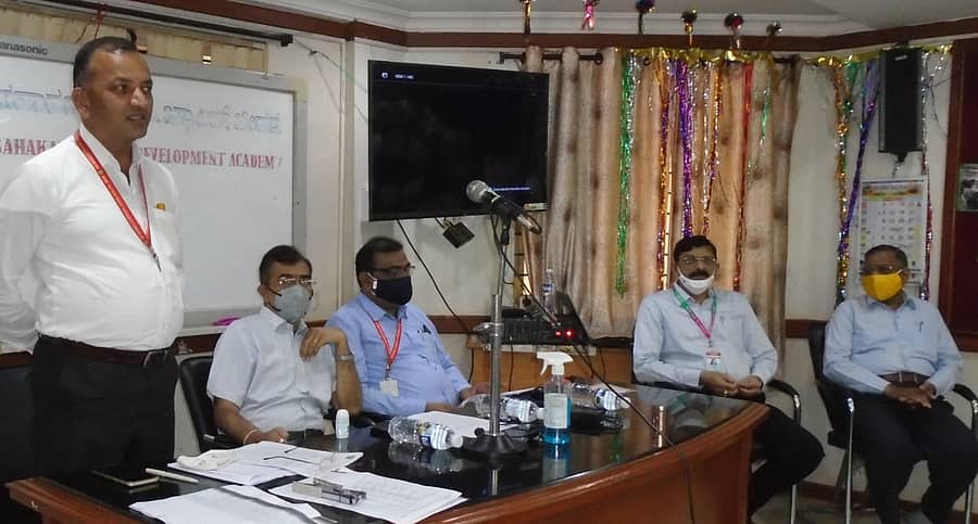 ಬೀದರ್‍ನ ಡಾ. ಗುರುಪಾದಪ್ಪ ನಾಗಮಾರಪಳ್ಳಿ ಸಹಾರ್ದ ತರಬೇತಿ ಸಂಸ್ಥೆಯಲ್ಲಿ ಶುಕ್ರವಾರ ಬ್ಯಾಂಕ್ ಅಧಿಕಾರಿಗಳಿಗೆ ಆಯೋಜಿಸಿದ್ದ ತರಬೇತಿ ಕಾರ್ಯಕ್ರಮದಲ್ಲಿ ಡಿಸಿಸಿ ಬ್ಯಾಂಕ್‍ನ ಆಡಳಿತ ವಿಭಾಗದ ಪ್ರಧಾನ ವ್ಯವಸ್ಥಾಪಕ ಚನ್ನಬಸಯ್ಯ ಸ್ವಾಮಿ ಮಾತನಾಡಿದರು. ಮಲ್ಲಿಕಾರ್ಜುನ ಮಹಾಜನ, ವಿಠ್ಠಲರೆಡ್ಡಿ ಯಡಮಲ್ಲೆ, ಸುಬ್ರಹ್ಮಣ್ಯ ಪ್ರಭು ಇದ್ದರು