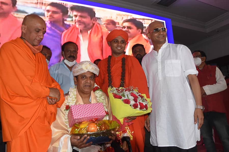 ನಟ ಶಿವರಾಜ್ಕುಮಾರ್ ಅವರನ್ನು ಸನ್ಮಾನಿಸಲಾಯಿತು. ನಿರ್ಮಲಾನಂದನಾಥ ಸ್ವಾಮೀಜಿ, ಇಮ್ಮಡಿ ಸಿದ್ಧರಾಮೇಶ್ವರ ಸ್ವಾಮೀಜಿ, ಇಂದ್ರಜಿತ್ ಲಂಕೇಶ್ ಇದ್ದಾರೆ