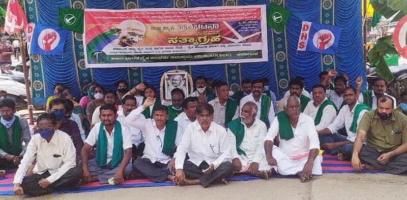 ಅಖಿಲ ಭಾರತ ರೈತ ಸಂಘರ್ಷ ಸಮನ್ವಯ ಸಮಿತಿ ಮುಖಂಡರು, ಕಾರ್ಯಕರ್ತರಿಂದ ಮಹಾತ್ಮ ಗಾಂಧಿ ವೃತ್ತದಲ್ಲಿ ಉಪವಾಸ ಸತ್ಯಾಗ್ರಹ