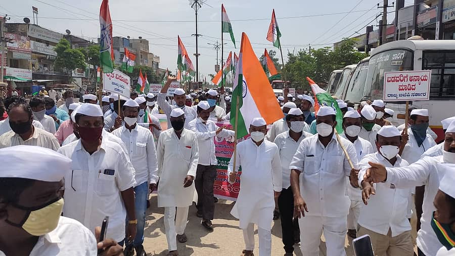ಕಾಂಗ್ರೆಸ್ ಪಕ್ಷ ಆಯೋಜಿಸಿದ್ಧ ಕಿಸಾನ್ ಮಜದೂರ್ ದಿನಾಚರಣೆ ಪಾದಯಾತ್ರೆ ನಡೆಯಿತು