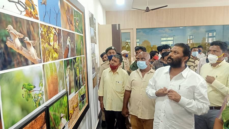 ವನ್ಯಜೀವಿ ಸಂರಕ್ಷಣೆ ಸಪ್ತಾಹದ ಪ್ರಯುಕ್ತ ಹೊಸಪೇಟೆ ತಾಲ್ಲೂಕಿನ ಕಮಲಾಪುರದ ಪ್ರಕೃತಿ ನಿರೂಪಣಾ ಕೇಂದ್ರದಲ್ಲಿ ಶುಕ್ರವಾರ ಆಯೊಜಿಸಿದ್ದ ವನ್ಯಜೀವಿ ಛಾಯಾಚಿತ್ರ ಪ್ರದರ್ಶನ ಉದ್ಘಾಟಿಸಿ, ಅವುಗಳನ್ನು ವೀಕ್ಷಿಸಿದ ಅರಣ್ಯ ಸಚಿವ ಆನಂದ್ ಸಿಂಗ್