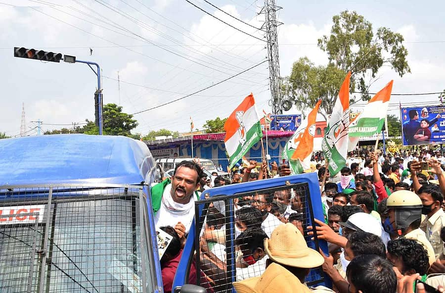 ಸಿಂಧನೂರಿನ ಯುವ ಕಾಂಗ್ರೆಸ್ ಕಾರ್ಯಕರ್ತರು ರಸ್ತೆ ತಡೆ ನಡೆಸಲು ಮುಂದಾದಾಗ ಪೊಲೀಸರು ಕಾರ್ಯಕರ್ತರನ್ನು ಬಂಧಿಸಿದರು