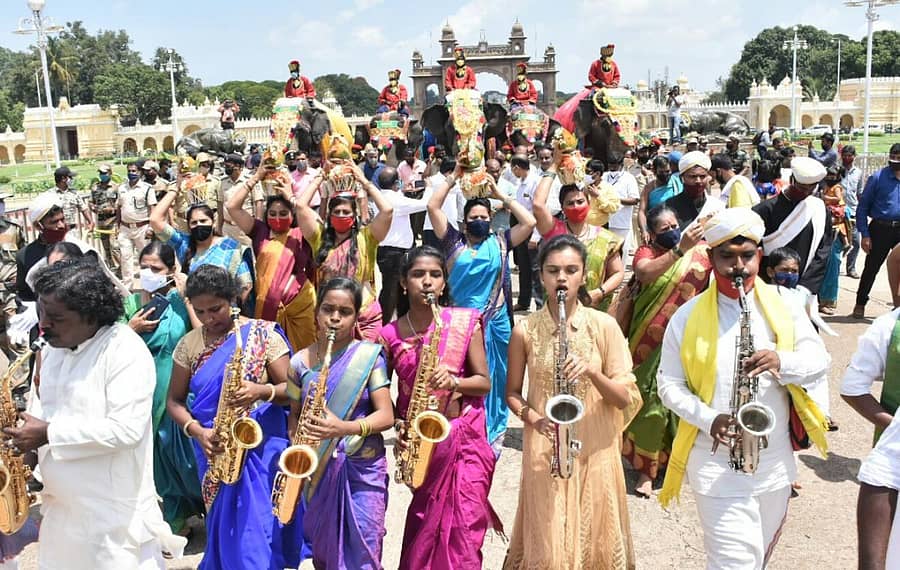 ಮೈಸೂರಿನ ಅರಮನೆ ಆವರಣದಲ್ಲಿ ಶುಕ್ರವಾರ ದಸರಾ ಗಜಪಡೆ ಸ್ವಾಗತದ ವೇಳೆ ಸೇರಿದ್ದ ಜನಸ್ತೋಮ –ಪ್ರಜಾವಾಣಿ ಚಿತ್ರ